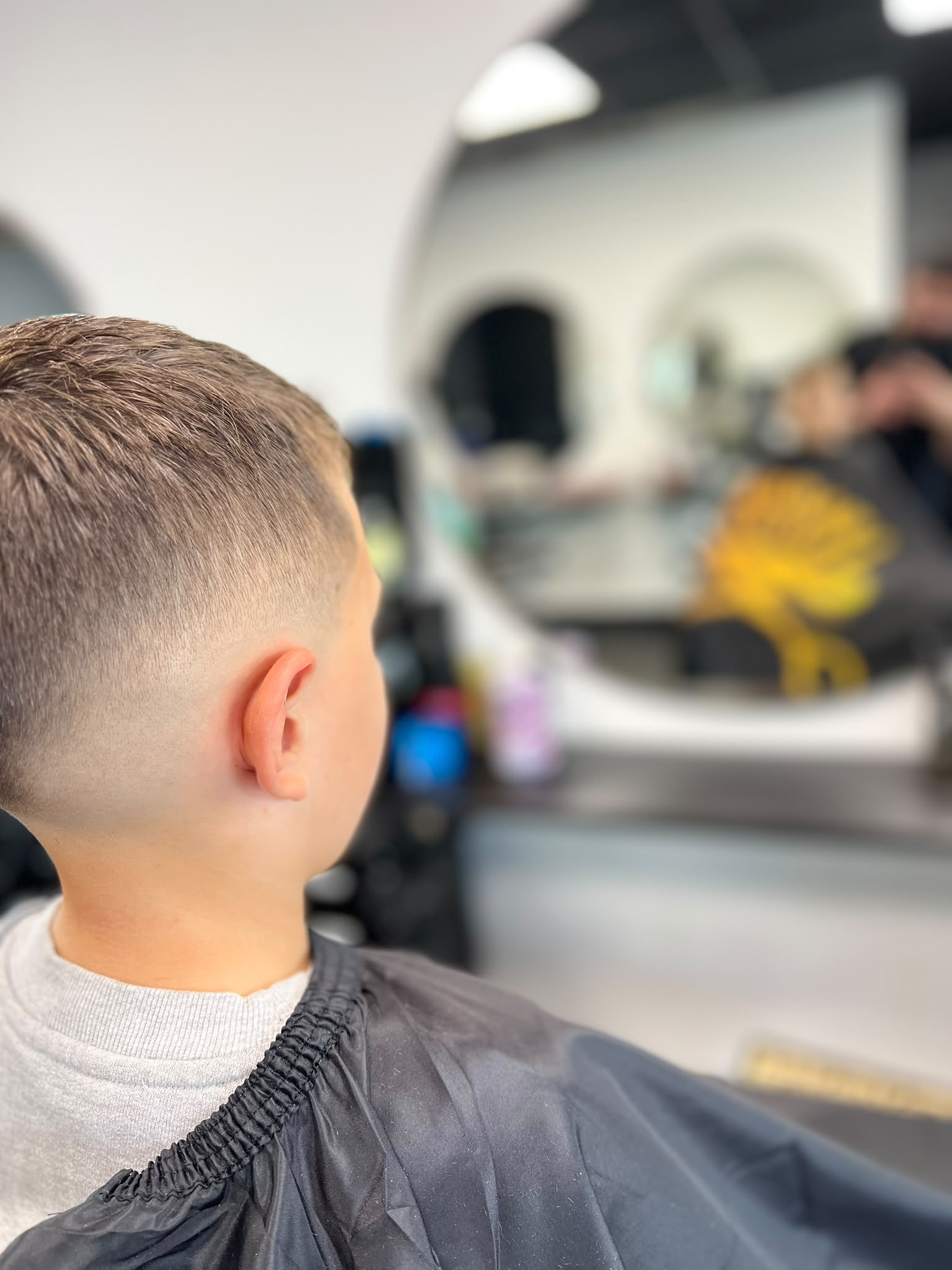Kind knipbeurt met frisse fade