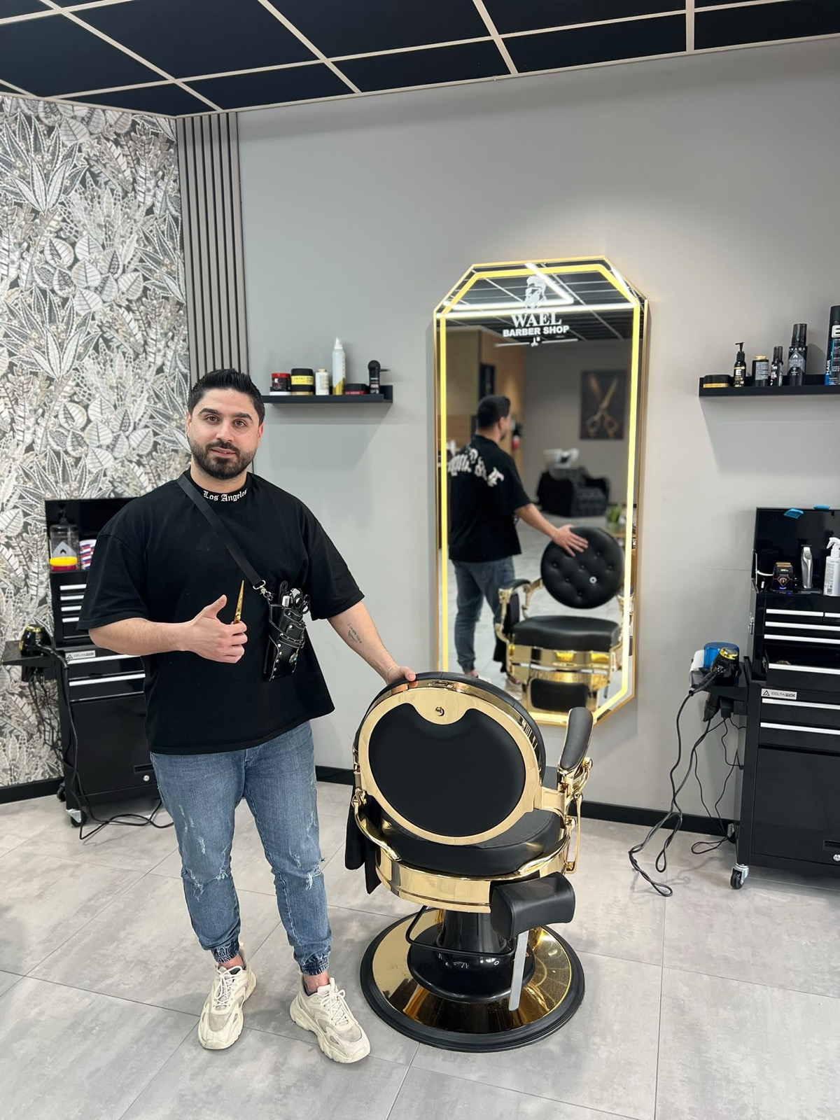Wael in zijn barbershop in Almelo